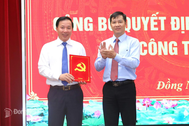 Phó Trưởng Ban Tổ chức Trung ương Nguyễn Thành Tâm trao Quyết định điều động, chỉ định cho ông Nguyễn Văn Út tham gia Ban Chấp hành, Ban Thường vụ và giữ chức Phó Bí thư Tỉnh ủy Đồng Nai nhiệm kỳ 2025-2030.