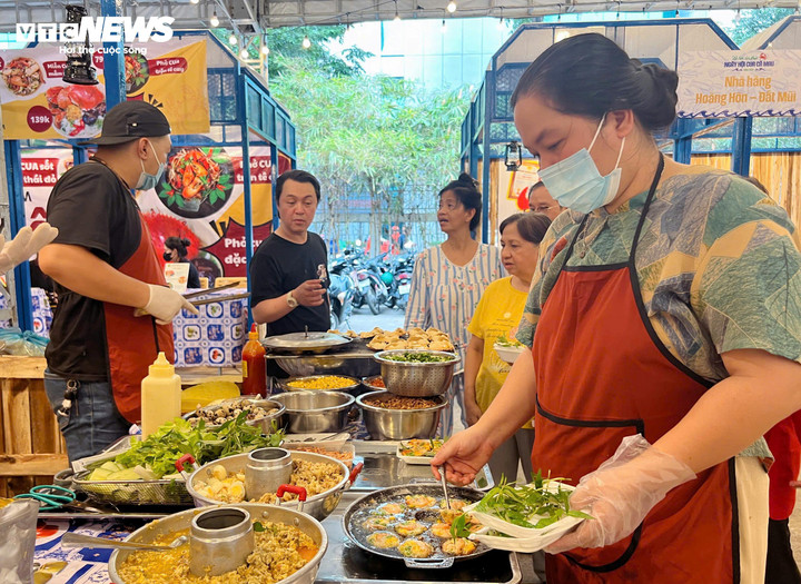 Nhiều món ăn được chế biến từ cua thu hút người tiêu dùng.