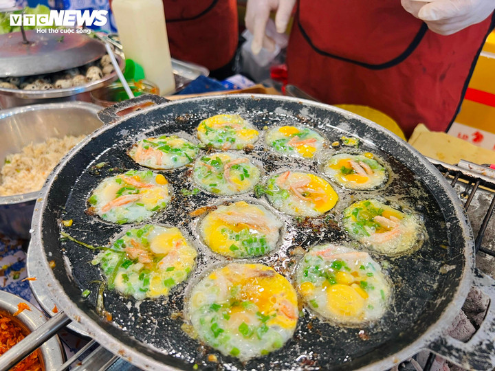 Món bánh trứng cút tôm thịt cua.