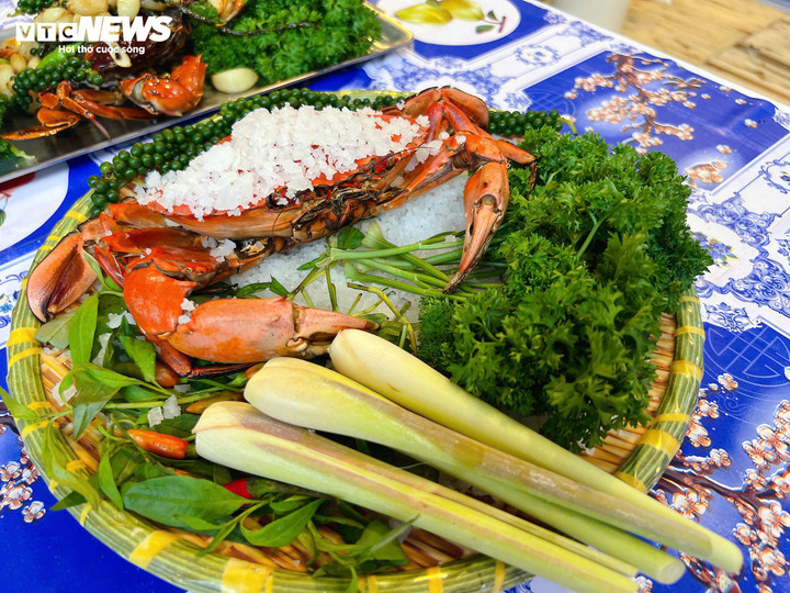 Món cua nổ muối gây chú ý.