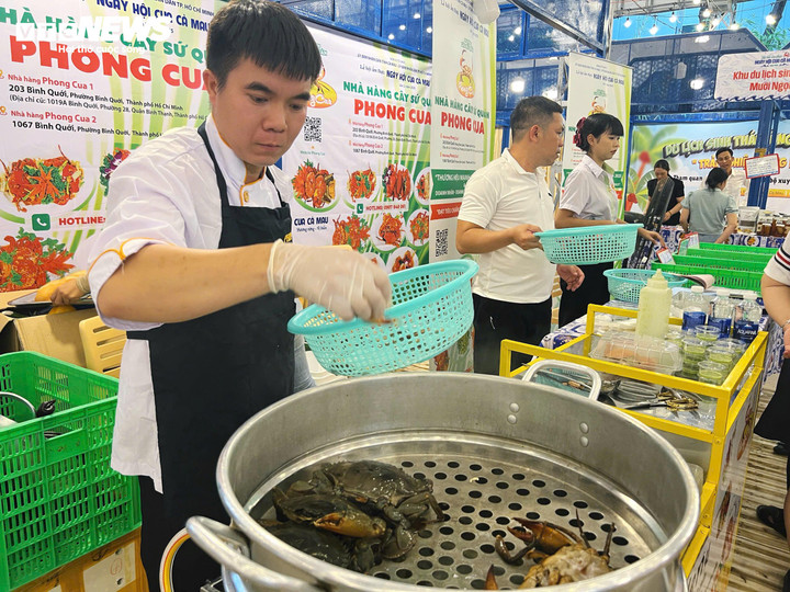 Cua được hấp ngay tại chỗ.