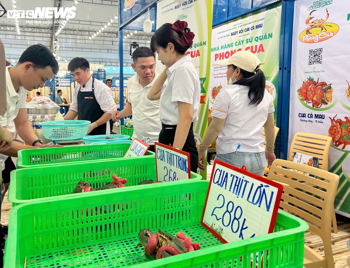 Dù mới bày bán nhưng nhiều quầy bán cua đã 'cháy hàng'.