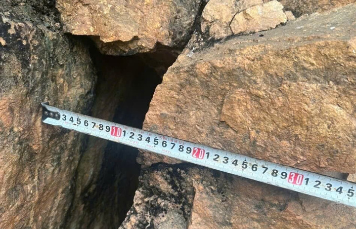 Vết nứt đang có dấu hiệu mở rộng thêm, tiềm ẩn nguy cơ sạt lở xuống mặt đường, ảnh hưởng trực tiếp đến an toàn giao thông trên tuyến.