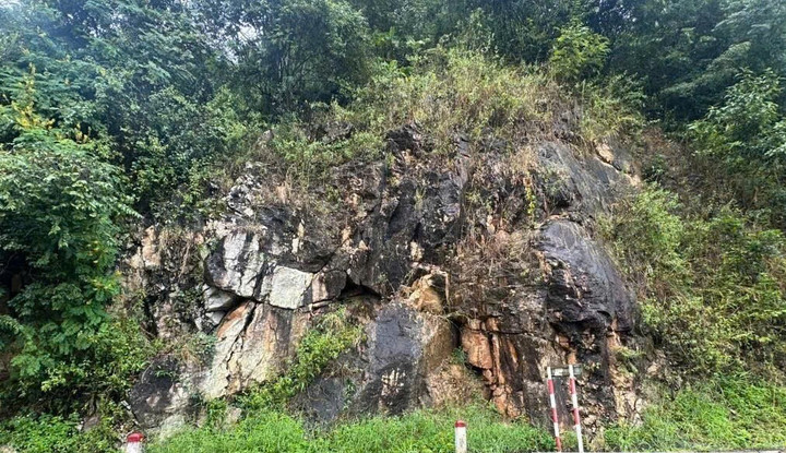 Tại Km127+940 (thuộc địa phận xã Đăk RVe), qua công tác tuần tra, kiểm tra, đơn vị quản lý nhận thấy mái taluy dương (kết cấu đá tự nhiên, dài khoảng 100m, cao khoảng 6m–7m) xuất hiện vết nứt có bề rộng khoảng 13cm.