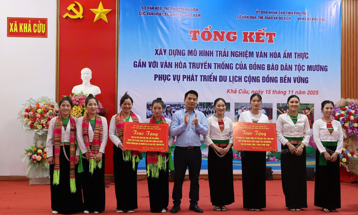 Đại diện Cục Văn hóa các dân tộc Việt Nam trao tặng nhạc cụ, trang phục và đạo cụ triển khai mô hình trải nghiệm cho khu Tầm và khu Mu, xã Khả Cửu.