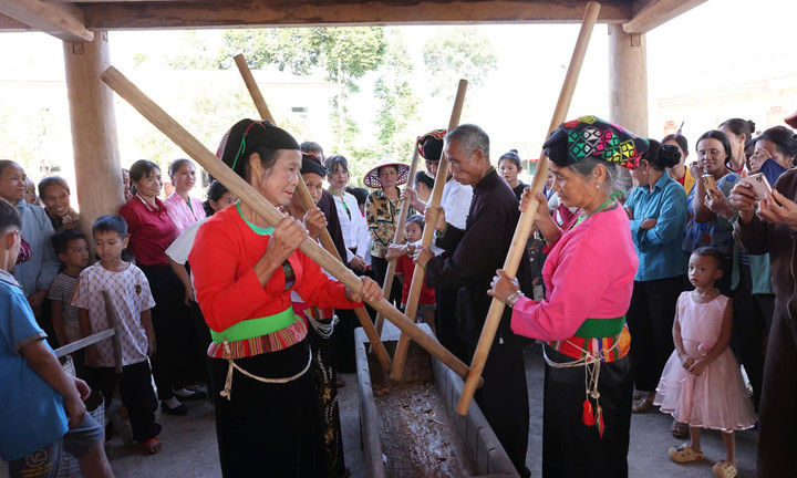 Người Mường (xã Khả Cửu, tỉnh Phú Thọ) trình diễn đâm Đuống.