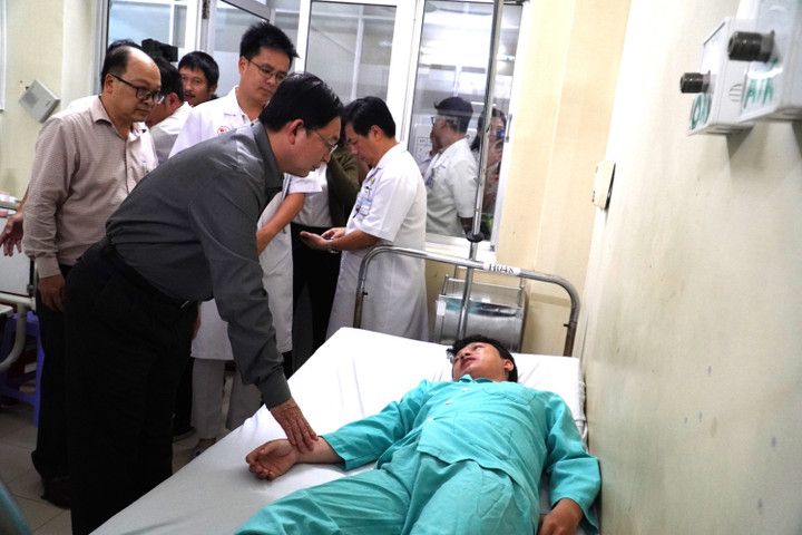 Phó Thủ tướng Hồ Quốc Dũng đến Bệnh viện đa khoa tỉnh Khánh Hòa thăm hỏi, động viên các nạn nhân trong vụ sạt lở.