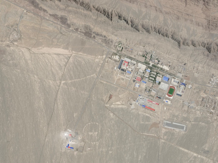 Hơn chục tòa nhà và công trình mới, cùng lưu lượng xe cơ giới ra vào gia tăng, cho thấy hoạt động tại sở chỉ huy trung tâm của bãi thử hạt nhân Lop Nur đã mở rộng đáng kể trong những năm gần đây. (Ảnh: Planet Labs)