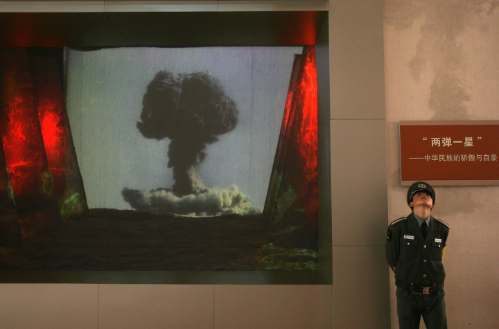 Một đoạn video giới thiệu nghiên cứu bom nguyên tử và bom khinh khí của Trung Quốc tại Bảo tàng Quân sự Cách mạng Nhân dân Trung Quốc ở Bắc Kinh, năm 2007. (Ảnh: China Photos/Getty Images)