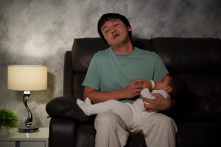 Chăm con đã mệt mỏi, tôi còn bị hàng xóm phàn nàn, trả đũa bằng cách bật nhạc to. (Ảnh minh họa: iStock)