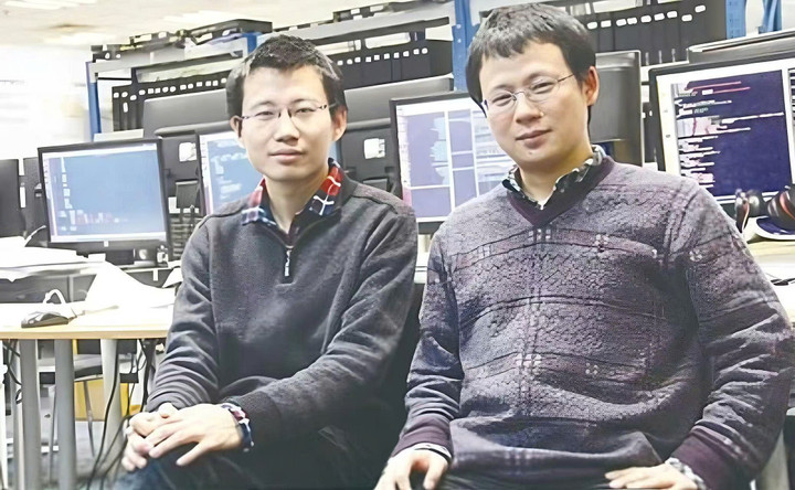 Trần Thiên Thạch (trái) và anh trai Trần Vân Cơ (Ảnh: Moer)