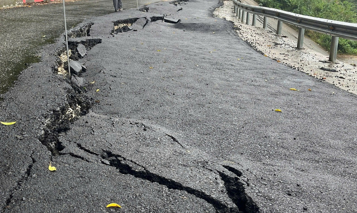 Cụ thể, trên Quốc lộ 24, đoạn từ Km76+900 đến Km76+960 (thuộc địa phận xã Kon Plong, tỉnh Quảng Ngãi), mưa lớn gây sụt lún taluy âm kéo 1/2 mặt đường. Chiều dài khoảng 60m, bề rộng vết nứt từ 15cm-30cm, chiều sâu xuống nền đường khoảng 15cm-60cm.