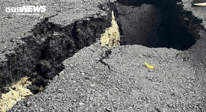 Mặt đường Quốc lộ 24 thuộc địa phận xã Kon Plong nứt toác.