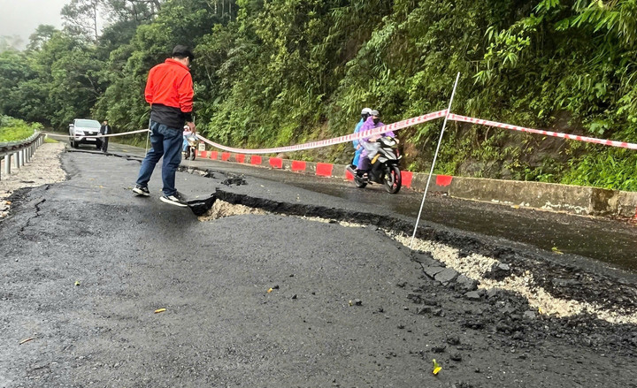 Đơn vị quản lý đã rào chắn, dựng barie tại hai đầu đoạn tuyến để người dân và phương tiện tham gia giao thông nhận biết, chủ động phòng tránh, đồng thời đắp bù cấp phối, đá hộc nhằm hạn chế khả năng vết nứt mở rộng thêm.