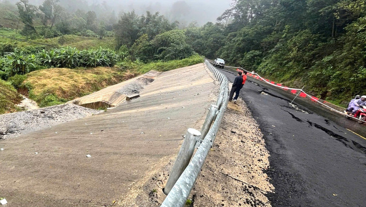 Công ty Cổ phần Xây dựng và Quản lý công trình giao thông Kon Tum cho biết vừa có báo cáo tổng hợp hư hỏng trong ngày 18/11 do ảnh hưởng của mưa trên các tuyến đường do đơn vị quản lý. (Ảnh: Q.N)