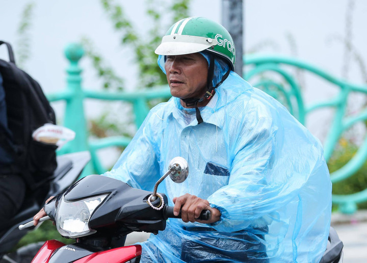 Ảnh hưởng của không khí lạnh tăng cường, đợt này Hà Nội có mưa, mưa rào, trời rét, có nơi rét đậm. (Ảnh: Ngô Nhung)