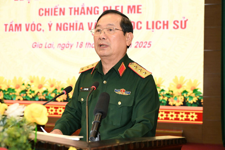 Thượng tướng Lê Huy Vịnh, Thứ trưởng Bộ Quốc phòng, phát biểu khai mạc hội thảo.