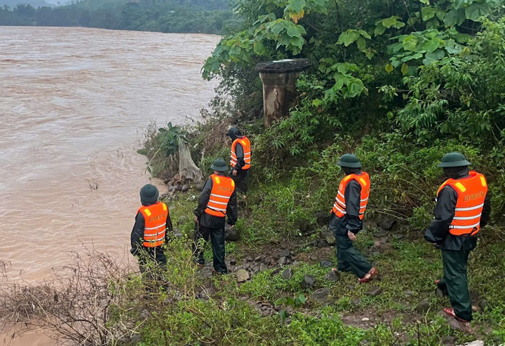 Bộ đội Biên phòng Quảng Trị đang nỗ lực phối hợp với các đơn vị, người dân tìm kiếm nạn nhân mất tích nhưng hiện chưa có kết quả. (Ảnh: BPCC)