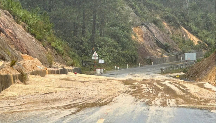 Trong khi đó, ở xã Măng Đen, tại Km109+800, sạt lở taluy dương khiến đất tràn xuống mặt đường. Đoạn từ Km112+100 đến Km112+195, mặt đường phía bên phải tuyến bị trồi lún. Đơn vị đã đắp cấp phối mặt đường đảm bảo giao thông tạm thời.