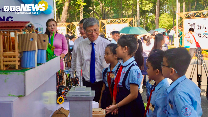 Ông Nguyễn Văn Hiếu, Giám đốc Sở Giáo dục và Đào tạo TP.HCM cùng với học sinh tham quan các gian hàng tại triển lãm.