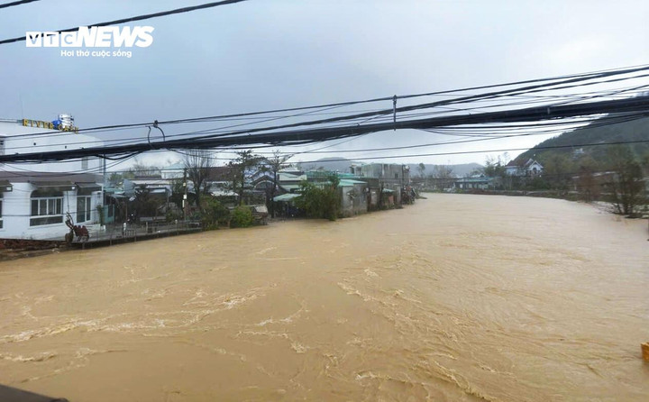 Nước mấp mé khu nhà ven sông qua chợ Gò (xã Tuy Phước).