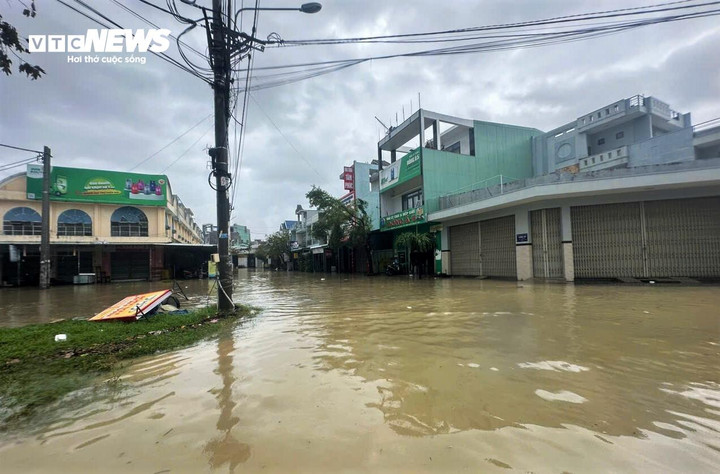 Nhà dân quanh khu vực chợ Dinh bị nước tràn vào nhà.