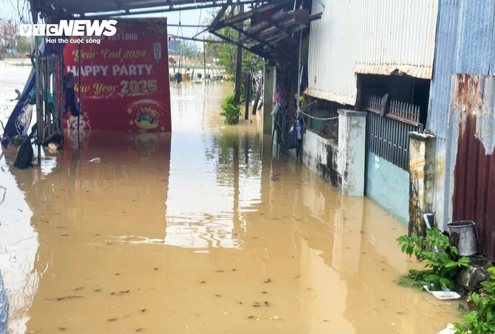 Nước lên nhanh khiến các ngôi nhà trên địa bàn xã Tuy Phước, phường Nhơn Bình...bị ngập.