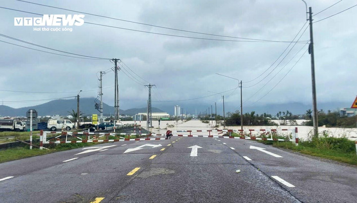 Mưa lớn khiến nước ngầm tràn lên đường Điện Biên Phủ (phường Quy Nhơn, Nhơn Bình) ngập gần 1m, tuyến đường bị chia cắt. Hiện lực lượng chức năng đã căng dây cảnh báo, ngăn cấm người dân và phương tiện di chuyển qua khu vực này.