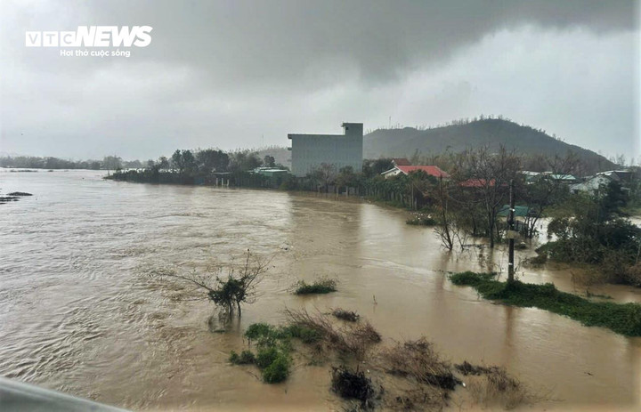 Trong sáng nay, nước từ thượng nguồn tiếp tục đổ về khu vực thấp trũng phía Đông tỉnh Gia Lai. Hiện chính quyền địa phương vẫn liên tục theo dõi và cảnh báo người dân không di chuyển qua các khu vực này để đảm bảo an toàn.