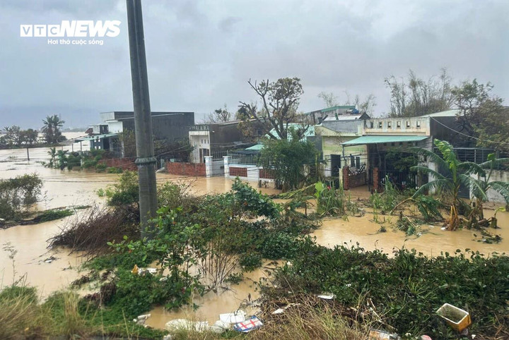 Khu nhà dân ở địa bàn phường Nhơn Bình, xã Tuy Phước ven quốc lộ 19 mới nước đã dâng cao, có đoạn dâng cao hơn 1m.