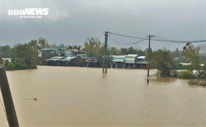 Ghi nhận sáng 18/11, do mưa lớn, kéo dài từ đêm 17 đến sáng 18/11 khiến nhiều khu vực phía đông tỉnh Gia Lai như xã Tuy Phước, Tuy Phước Đông, phường Nhơn Bình, An Nhơn...ngập cục bộ, các tuyến đường bị chia cắt.