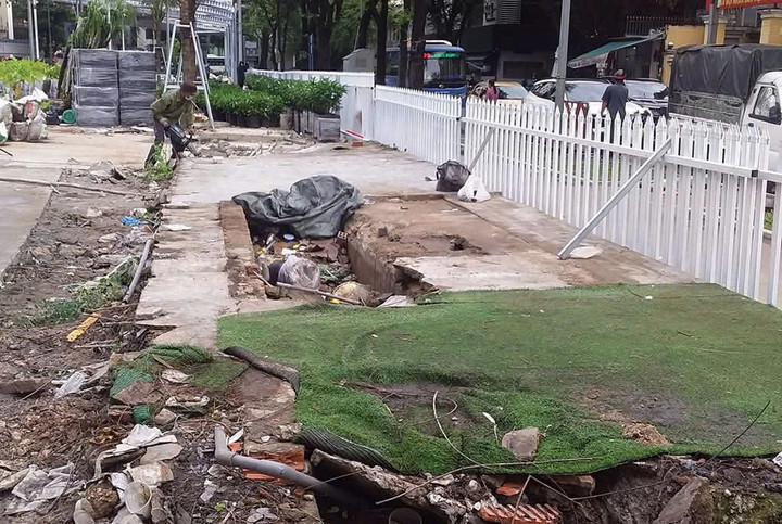 Nhà vệ sinh công cộng bất ngờ biến mất, còn công nhân đập phá, tháo dỡ.