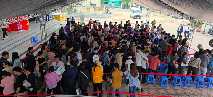 Người dân xếp hàng vào bấm số thứ tự, sáng 17/11.