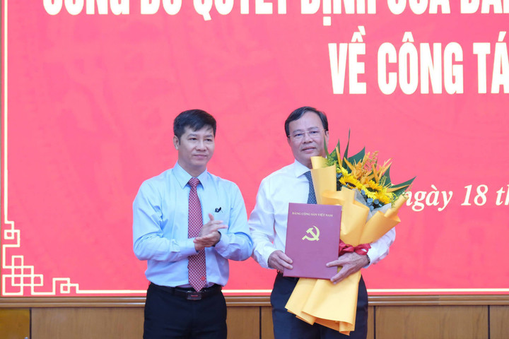 Phó trưởng Ban Tổ chức Trung ương Nguyễn Thành Tâm trao quyết định cho tân Phó Bí thư Tỉnh ủy Tây Ninh Lê Văn Hẳn. (Ảnh: Cổng thông tin điện tử Tây Ninh)