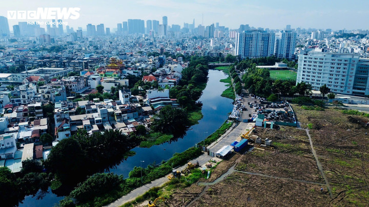 ប្រឡាយ Xuyen Tam គឺជាប្រឡាយមួយក្នុងចំណោមប្រឡាយដែលបំពុលខ្លាំងបំផុតនៅទីក្រុងហូជីមិញ។