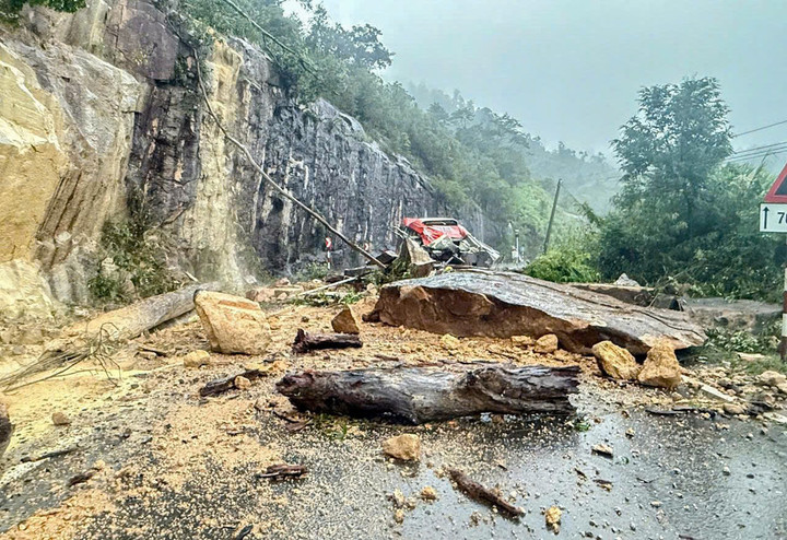 Hiện trường sau vụ sạt lở kinh hoàng trên đèo Khánh Lê, đất đá đổ sập lên xe ô tô khách Phương Trang khiến 6 người chết (3 nam, 3 nữ) và 19 người bị thương tối 16/11