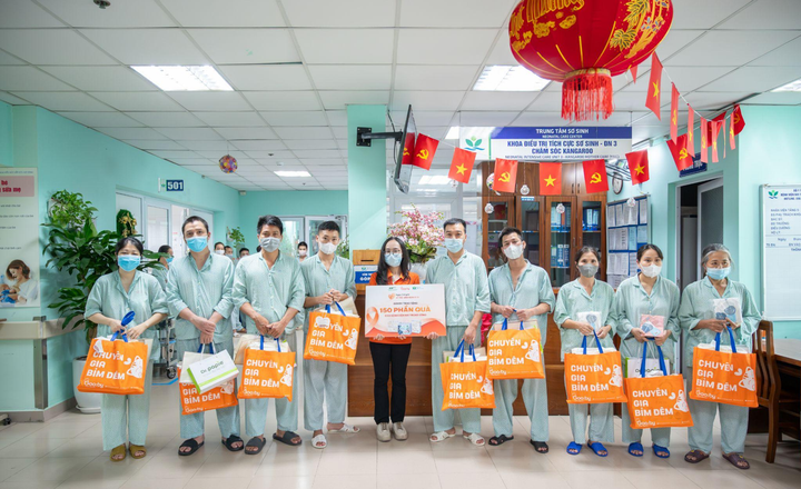 Hình ảnh lưu niệm giữa đại diện Gooby và người nhà bệnh nhi.