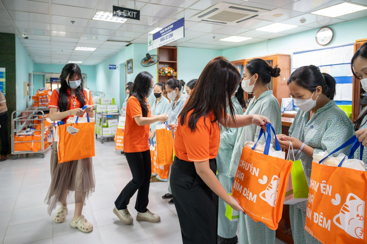 Các phần quà được trao tận tay người nhà bệnh nhi.