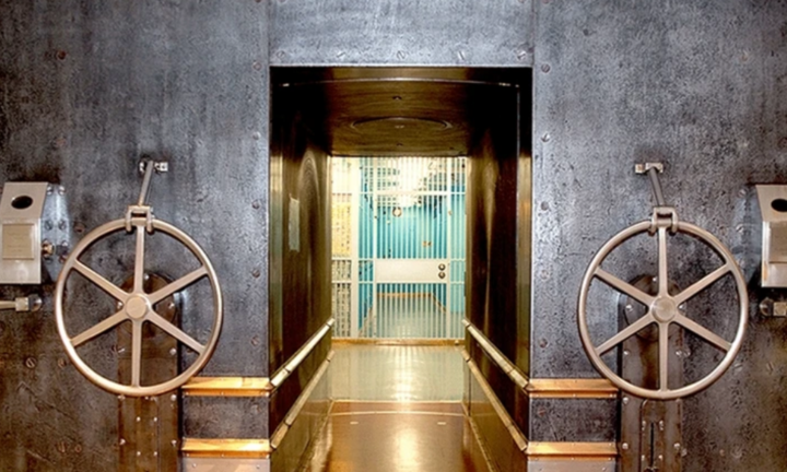 Cánh cửa thép nặng 90 tấn là lối vào duy nhất, chỉ có thể mở khi có sự giám sát của ít nhất 3 người. (Ảnh: Newyorkfed)