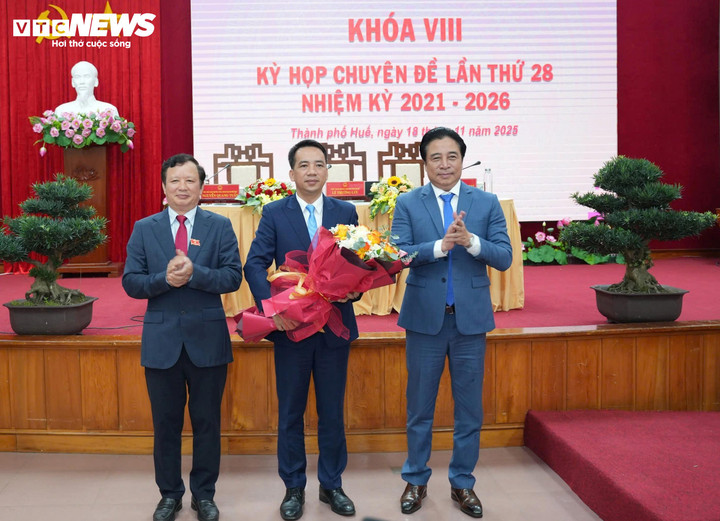 Ông Lê Trường Lưu - Nguyên Bí thư Thành uỷ Huế và Chủ tịch UBND TP Huế Nguyễn Khắc Toàn tặng hoa chúc mừng tân Phó Chủ tịch UBND TP Huế Trần Hữu Thuỳ Giang.