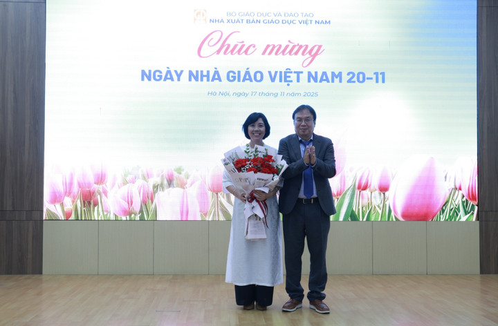Ông Nguyễn Tiến Thanh - Chủ tịch HĐTV, Tổng Giám đốc - tặng hoa cho TS Nguyễn Thị Thanh Thủy.