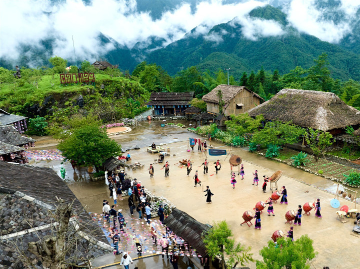 Thưởng thức Show nghệ thuật “Đỉnh thiêng du ký” giữa mây trời đỉnh Fansipan.