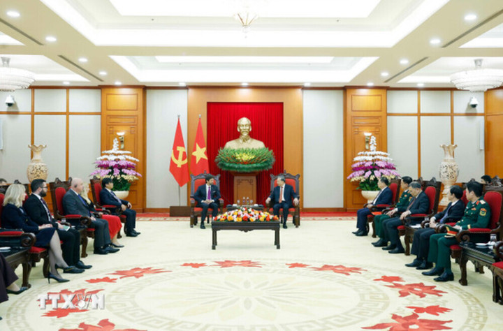 Tổng Bí thư Tô Lâm tiếp ông Robert Kalinak, Phó Thủ tướng, Bộ trưởng Quốc phòng Slovakia. (Ảnh: Thống Nhất/TTXVN)