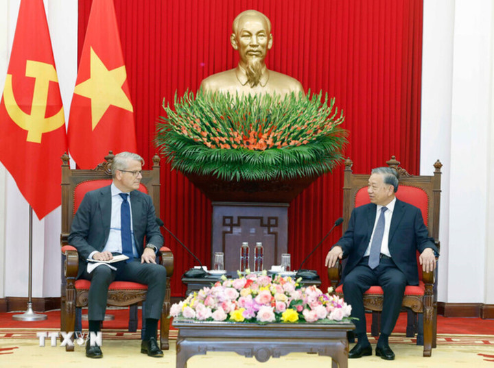 Tổng Bí thư Tô Lâm tiếp ông Vincent Clerc, Tổng giám đốc toàn cầu Tập đoàn A.P. Moller Maersk, Đan Mạch. (Ảnh: Thống Nhất/TTXVN)