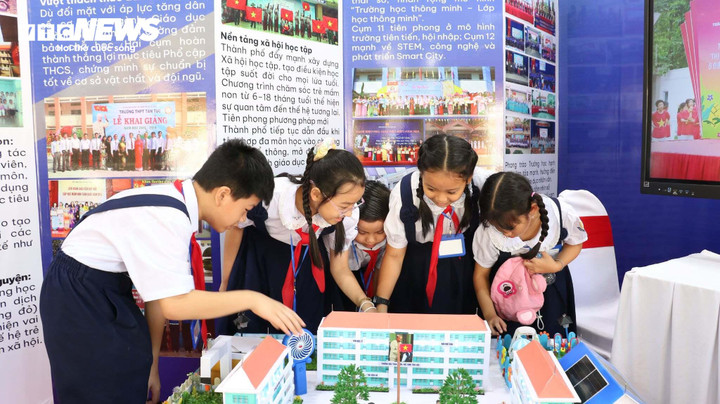 Học sinh TP.HCM tham quan các gian triển lãm.