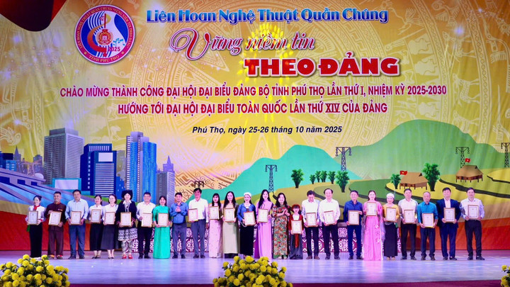 Lãnh đạo Sở Văn hóa, Thể thao và Du lịch tỉnh Phú Thọ trao thưởng cho các tiết mục đoạt giải A. (Ảnh: Sở Văn hóa, Thể thao và Du lịch tỉnh Phú Thọ)