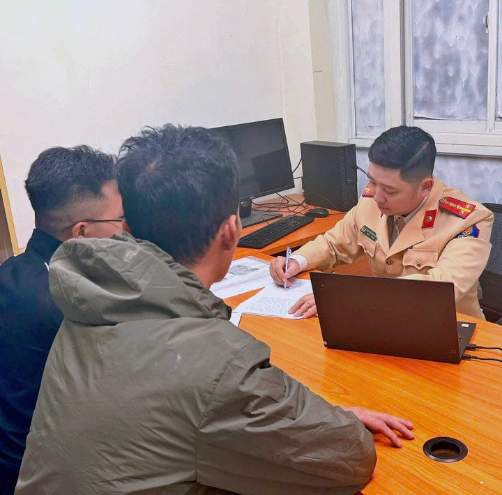 Tài xế và đại diện doanh nghiệp tại cơ quan công an.