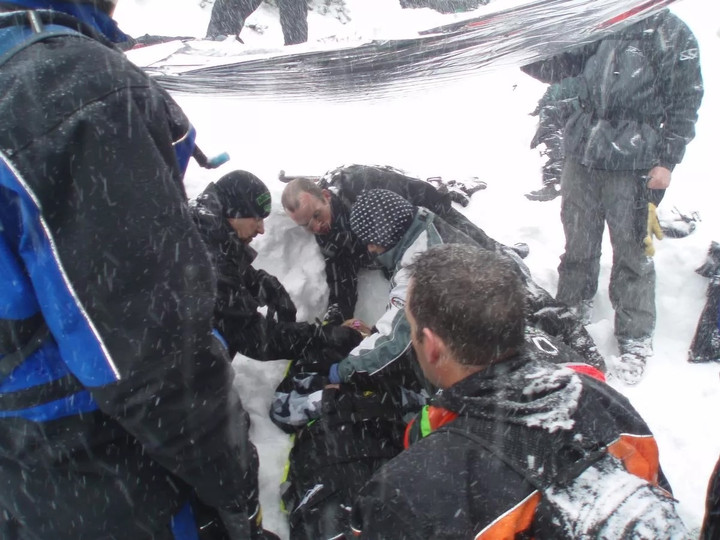 Matt được giải cứu sau vụ sạt lở tuyết.