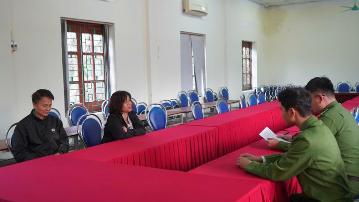 Công an làm việc với bà Nguyễn Thị Bích Hằng và ông Nguyễn Ngọc Thành. (Ảnh: Công an Thái Nguyên)