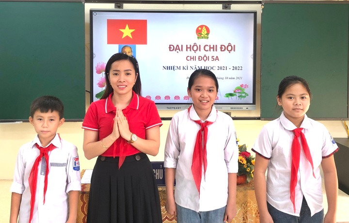 نظمت السيدة ثو مؤتمر اتحاد الشباب لطلاب الصف الخامس أ، مدرسة دونج هوا الابتدائية، هاي فونج.